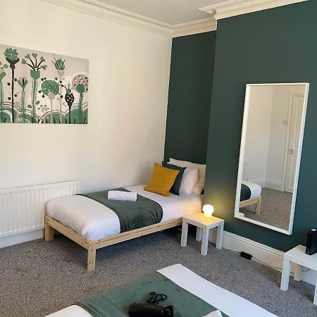 Kitchener - Wonderful 2-Bedroom Apt Sleeps 5 Free Parking Free Wifi Гейтсхед Экстерьер фото