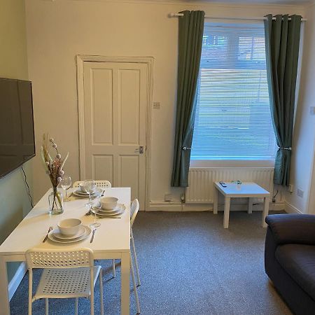 Kitchener - Wonderful 2-Bedroom Apt Sleeps 5 Free Parking Free Wifi Гейтсхед Экстерьер фото
