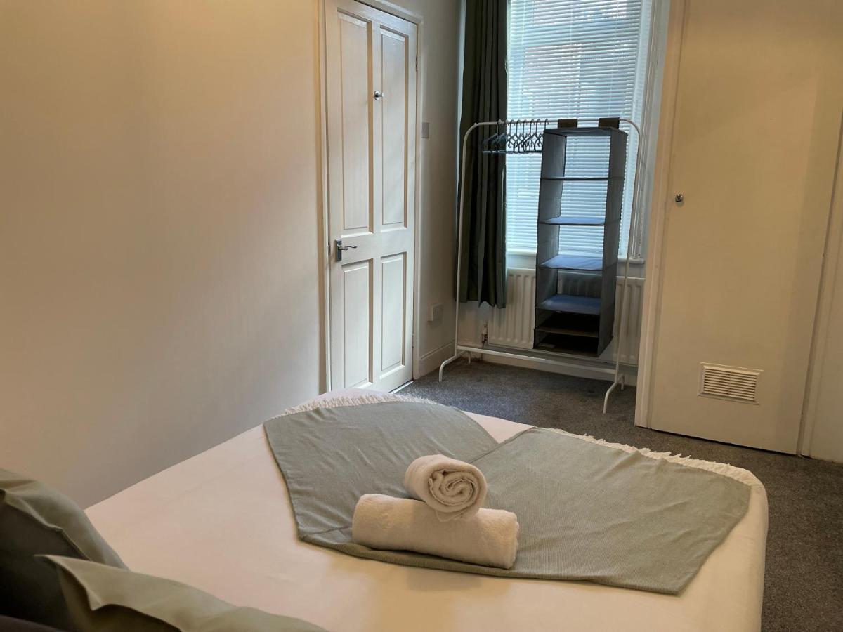 Kitchener - Wonderful 2-Bedroom Apt Sleeps 5 Free Parking Free Wifi Гейтсхед Экстерьер фото