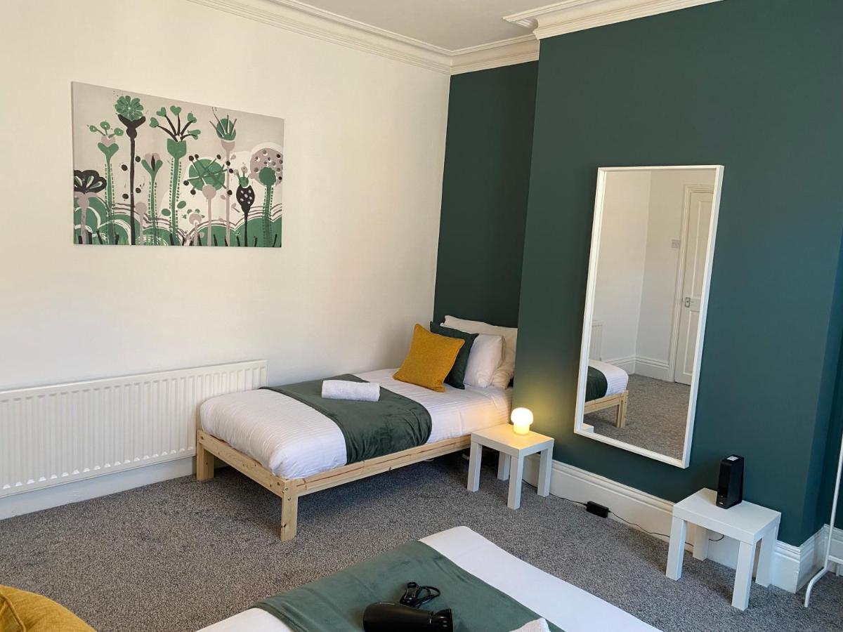 Kitchener - Wonderful 2-Bedroom Apt Sleeps 5 Free Parking Free Wifi Гейтсхед Экстерьер фото