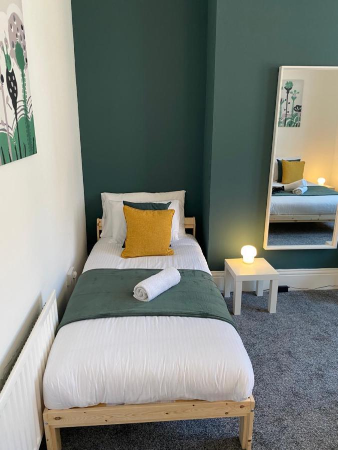 Kitchener - Wonderful 2-Bedroom Apt Sleeps 5 Free Parking Free Wifi Гейтсхед Экстерьер фото