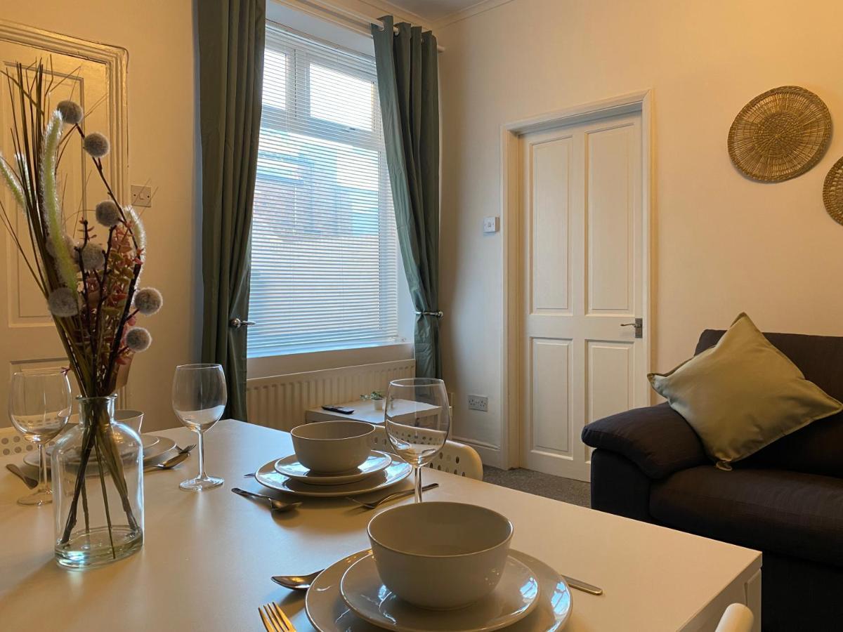 Kitchener - Wonderful 2-Bedroom Apt Sleeps 5 Free Parking Free Wifi Гейтсхед Экстерьер фото