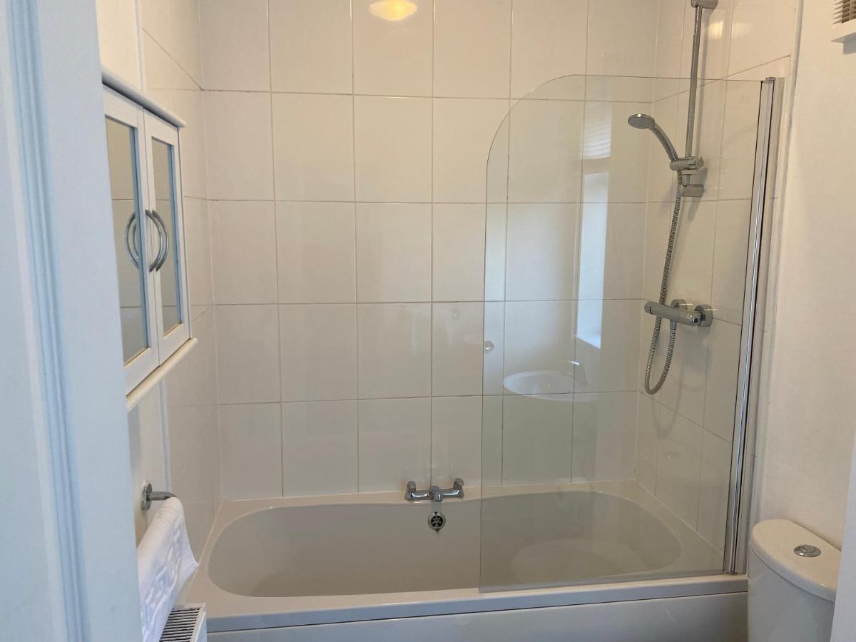 Kitchener - Wonderful 2-Bedroom Apt Sleeps 5 Free Parking Free Wifi Гейтсхед Экстерьер фото
