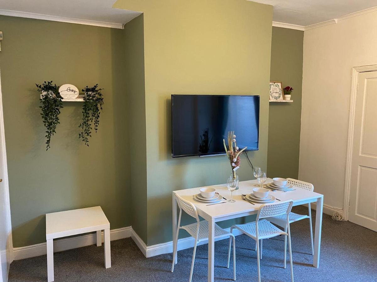 Kitchener - Wonderful 2-Bedroom Apt Sleeps 5 Free Parking Free Wifi Гейтсхед Экстерьер фото