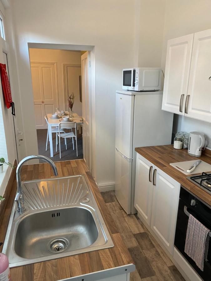 Kitchener - Wonderful 2-Bedroom Apt Sleeps 5 Free Parking Free Wifi Гейтсхед Экстерьер фото
